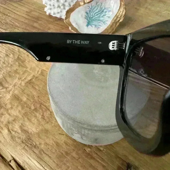 QUAY By The Way Sunglasses ~Black Frame Smoke Lens ~NEW in Case! 😎 - Picture 7 of 12